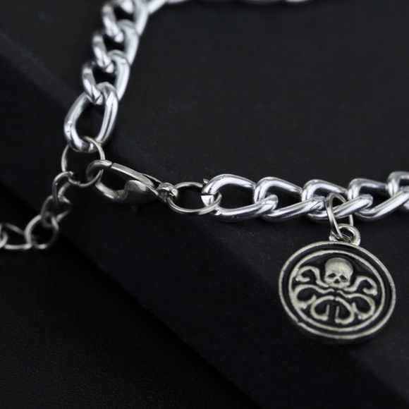 Marvel Avengers Charm Bracelet - Picture 3 of 11